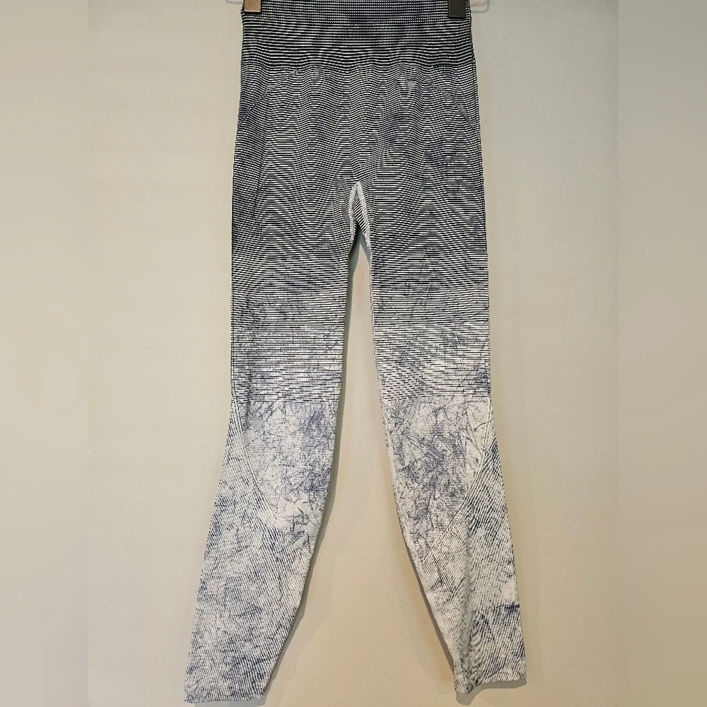 Lululemon Size 4 Ebb To Train Tight Luna Blue Black White Wash Cropped Leggings - Picture 7 of 12